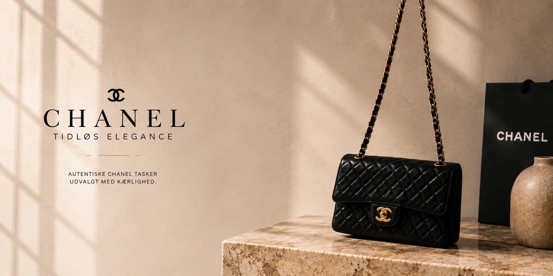 Eksklusiv Chanel skuldertaske i sort quiltet l�der med gulddetaljer.